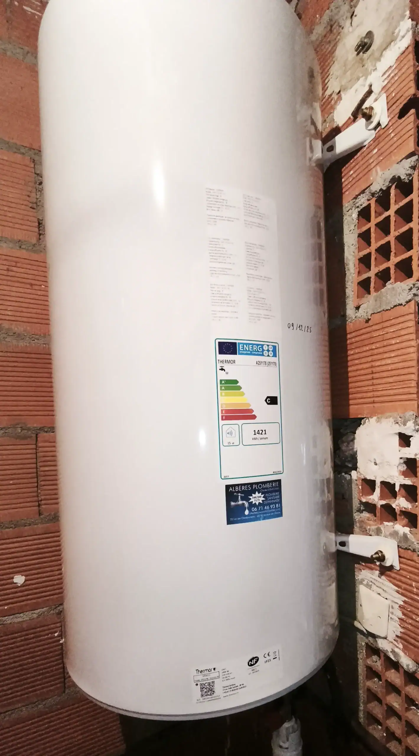 Chauffe-eau électrique vertical Thermor en local/garage – Albères Plomberie