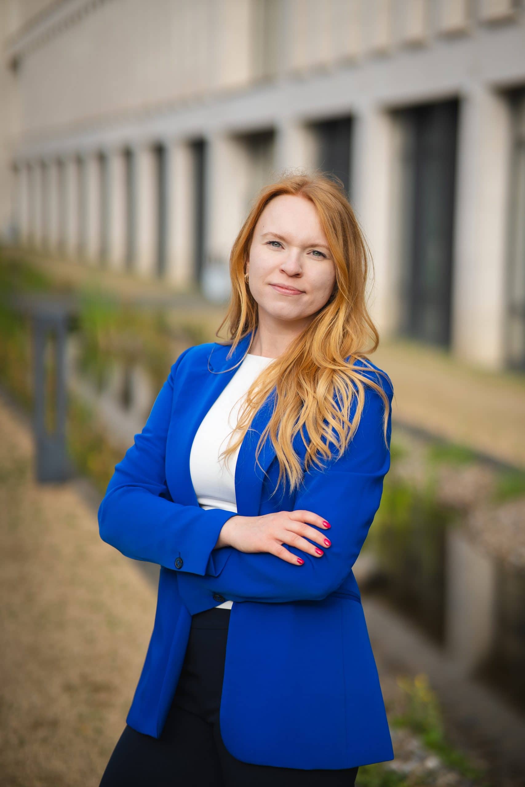 Bewerbungsfoto Frau im blauen Blazer – LinkedIn Portrait Braunschweig