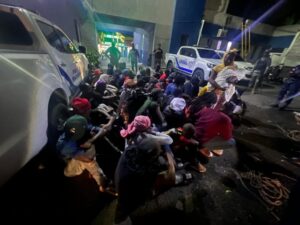 🚨 ¡Impactante operativo en Baní! Detienen camión con 44 inmigrantes irregulares