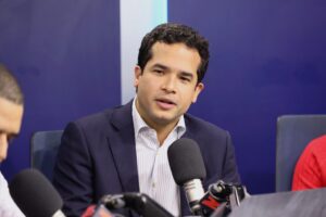 Frente a la crisis petrolera: Omar Fernández plantea «sacrificar» el barrilito en favor del pueblo dominicano