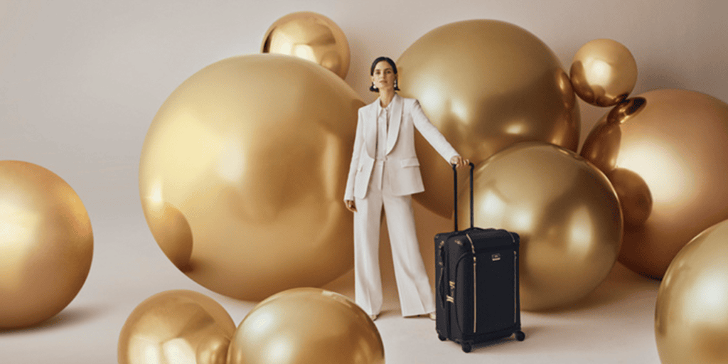  TUMI تُطلق Gift Joy: رحلة من الفخامة في موسم الأعياد