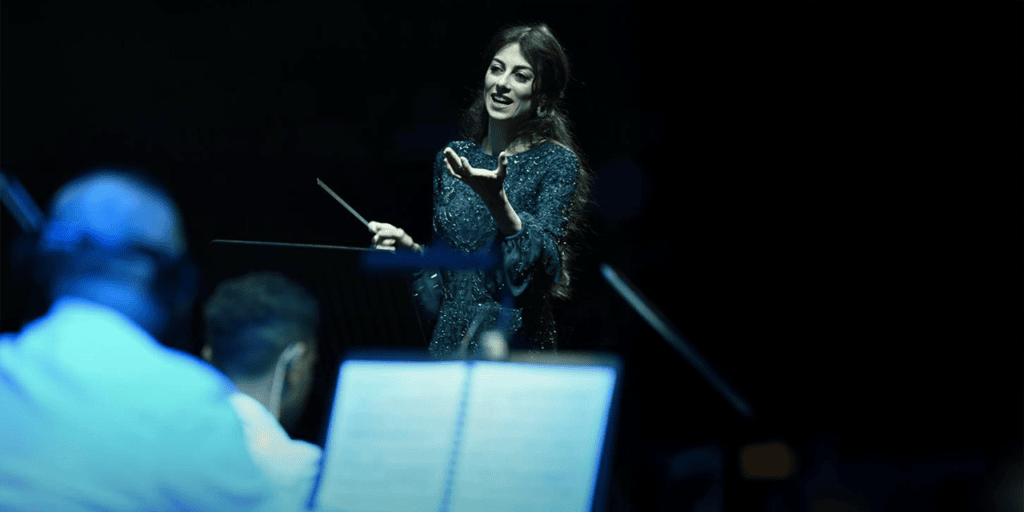 ريادة نسائية: المايسترا أمل القرمازي تتألق مع أوركسترا مزيكا في الكويت