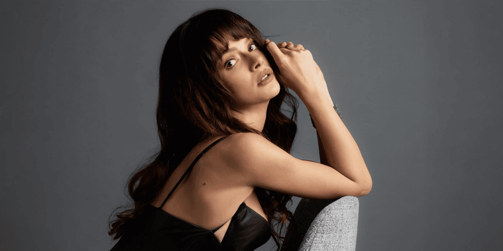 من الطبيب المعجزة إلى المدينة البعيدة سينام أونسال: رحلة نجمة في ذروة الإبداع