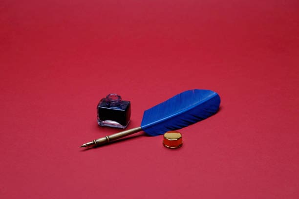 Image d'une plume bleu avec un encrier sur fond un rouge.