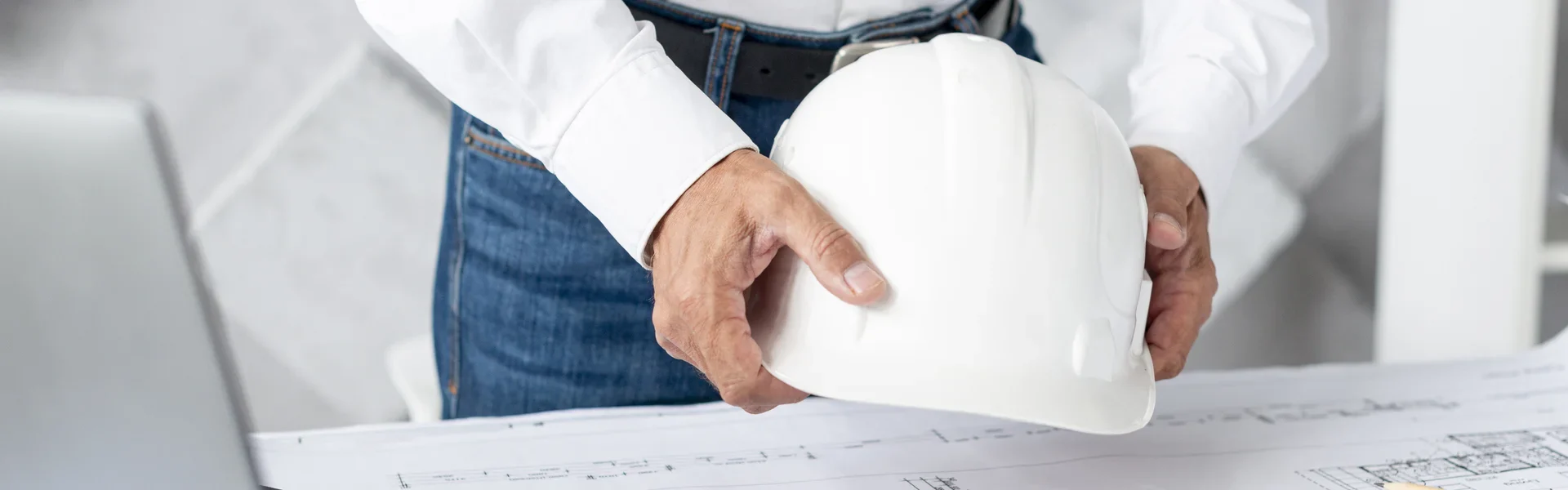 Persona cogiendo un casco de obra