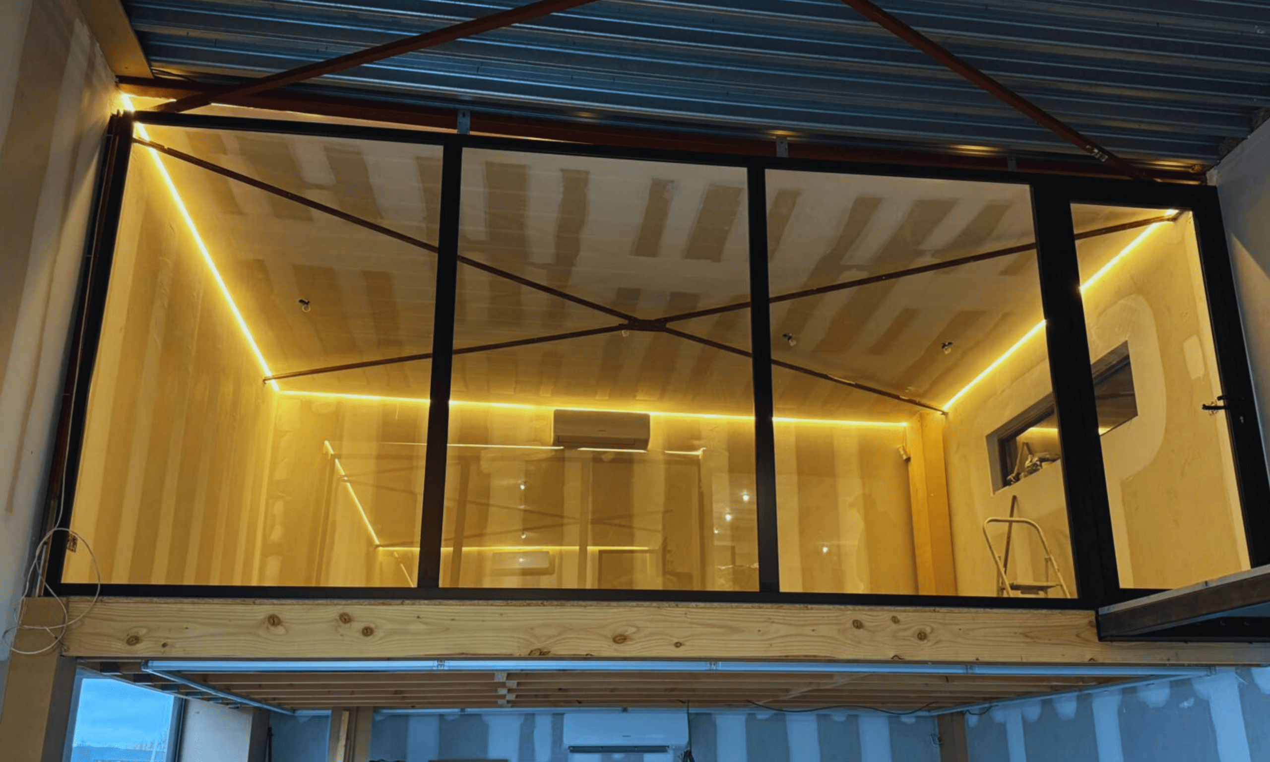 Châssis aluminium noir type industriel : une menuiserie intérieure élégante à Mons