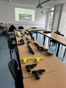 Unterrichtsraum für Waffensachkunde-Schulungen und Waffen
