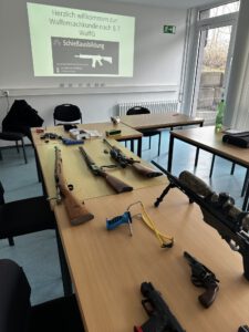 Waffenschau im Unterrichtsraum – Alternative Perspektive der Repetierwaffen