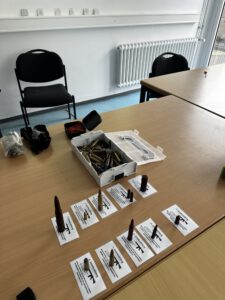 Munitionskunde – Übersicht über verschiedene Munitionstypen im Unterichtsraum