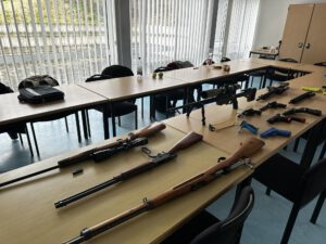 Waffenschau im Unterrichtsraum – Praxisnahe Einführung in den Umgang