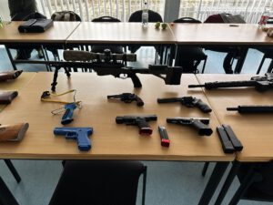Schulungswaffen für Waffensachkunde-Ausbildung im Unterirchtsraum