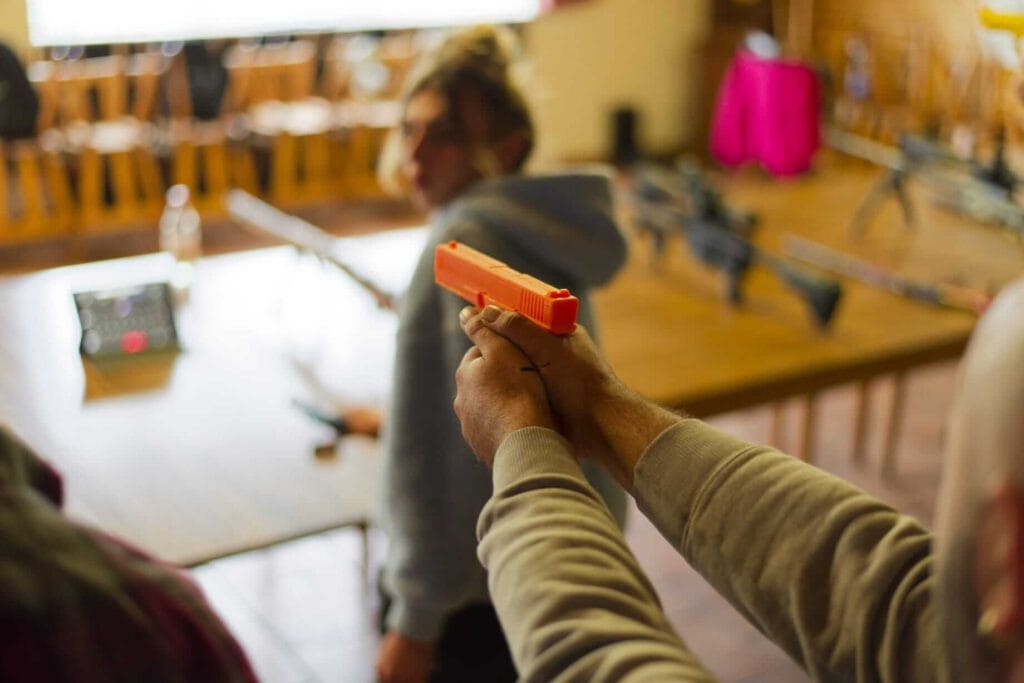 Teilnehmer im Anschlag Trainingswaffe