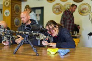 Teilnehmerin mit Gewehr im Anschlag