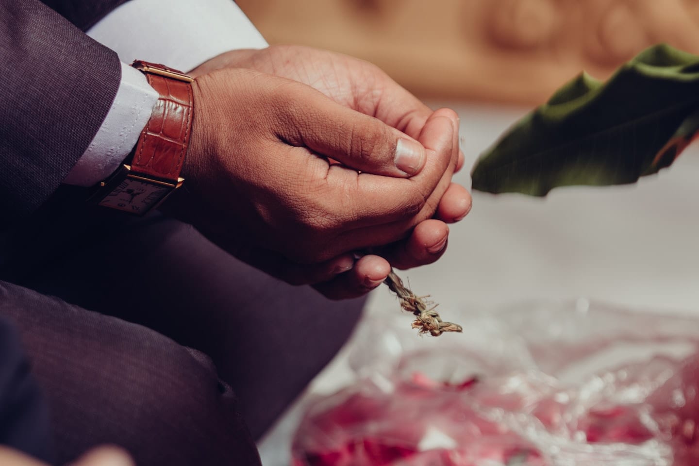 Main tenant une bague