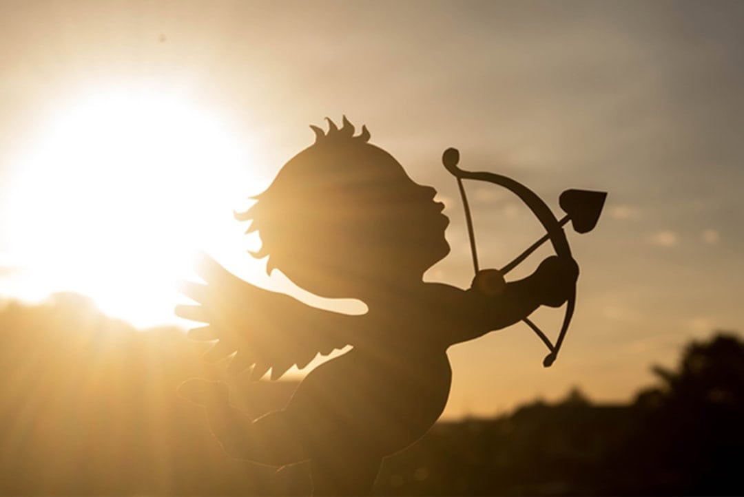 Silhouette de Cupidon au coucher du soleil