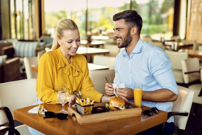 Comment réussir son premier rendez-vous (sans sortir ton CV ni appeler ta coach)