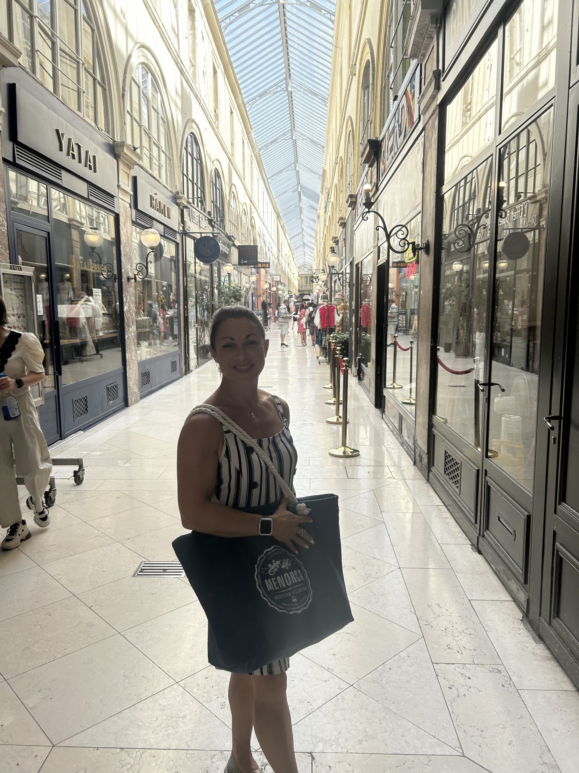 Cécile, agence Aster et Vous, dans le passage Choiseul à Paris, ambiance romantique 1er arrondissement