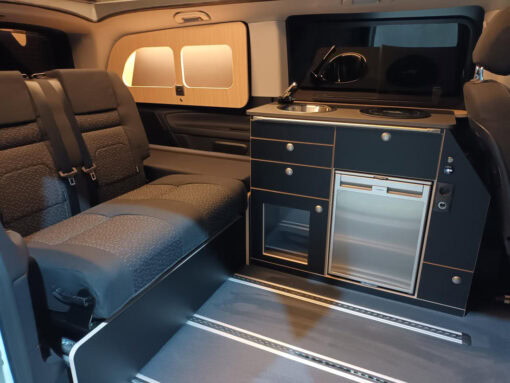 Camper Ausbau Vito mit Schlafbank Sitzbank Küche Aktivcamper Titel