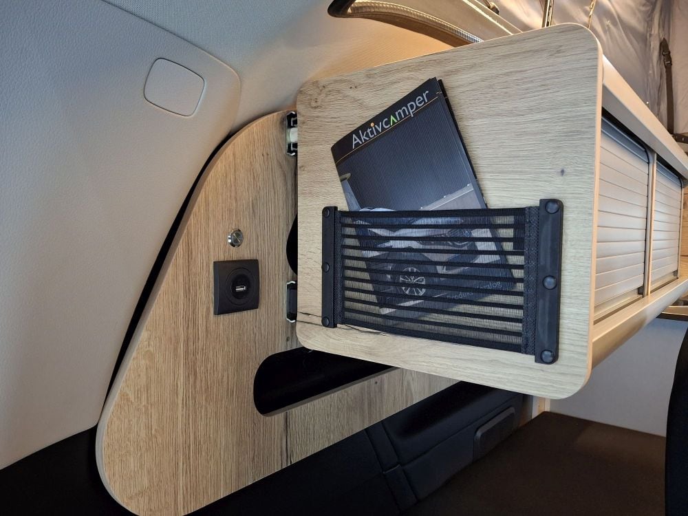 Hänge- Schiebeschrank verschiebbarer Hängeschrank optimiert kompakten Camper Grundriss NightSlider USB