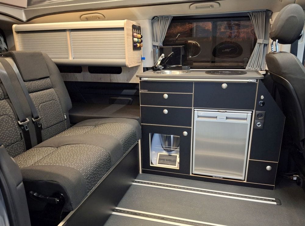 Hänge- Schiebeschrank verschiebbarer Hängeschrank optimiert kompakten Camper Grundriss NightSlider geschlossen hinten zu