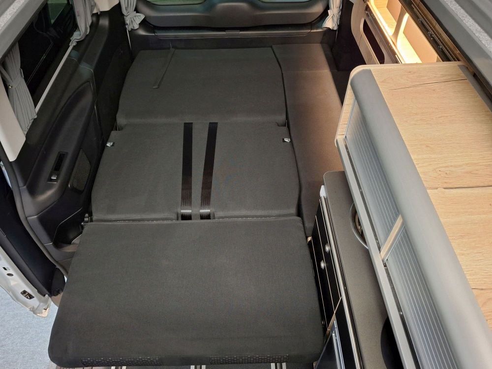 Hänge- Schiebeschrank verschiebbarer Hängeschrank optimiert kompakten Camper Grundriss NightSlider Draufsicht vorne