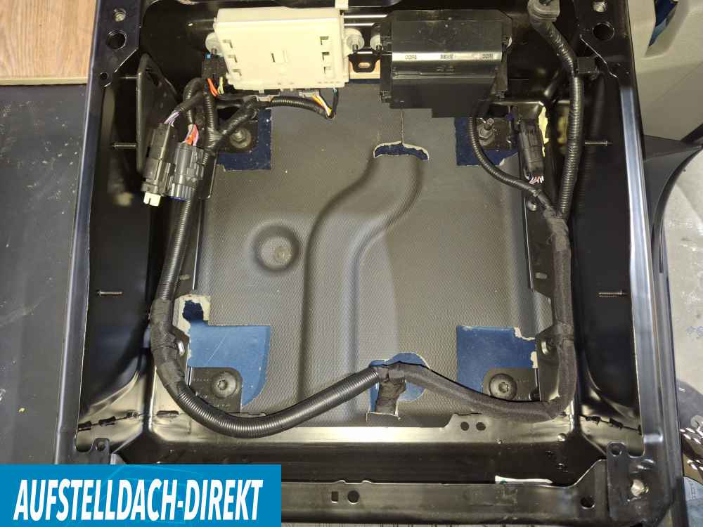 Zweitbatteriehalter Ford Transit Custom Tourneo Custom VW New Transporter und Caravelle in Sitzkonsole FAhrer Batterie nachrüsten Halter für LiFePo Batterie Leere Konsole