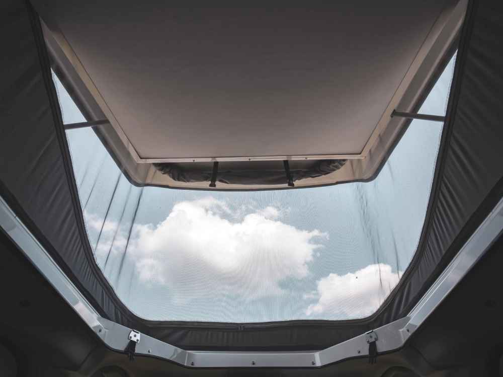 Aufstelldach Ford Tourneo Custom und VW New Transporter Caravalle Nachrüstung Einbau Aufstelldach und Schlafdach in den Camper von Spezialisten Panoramazeltbalg Moskitonetz von innen