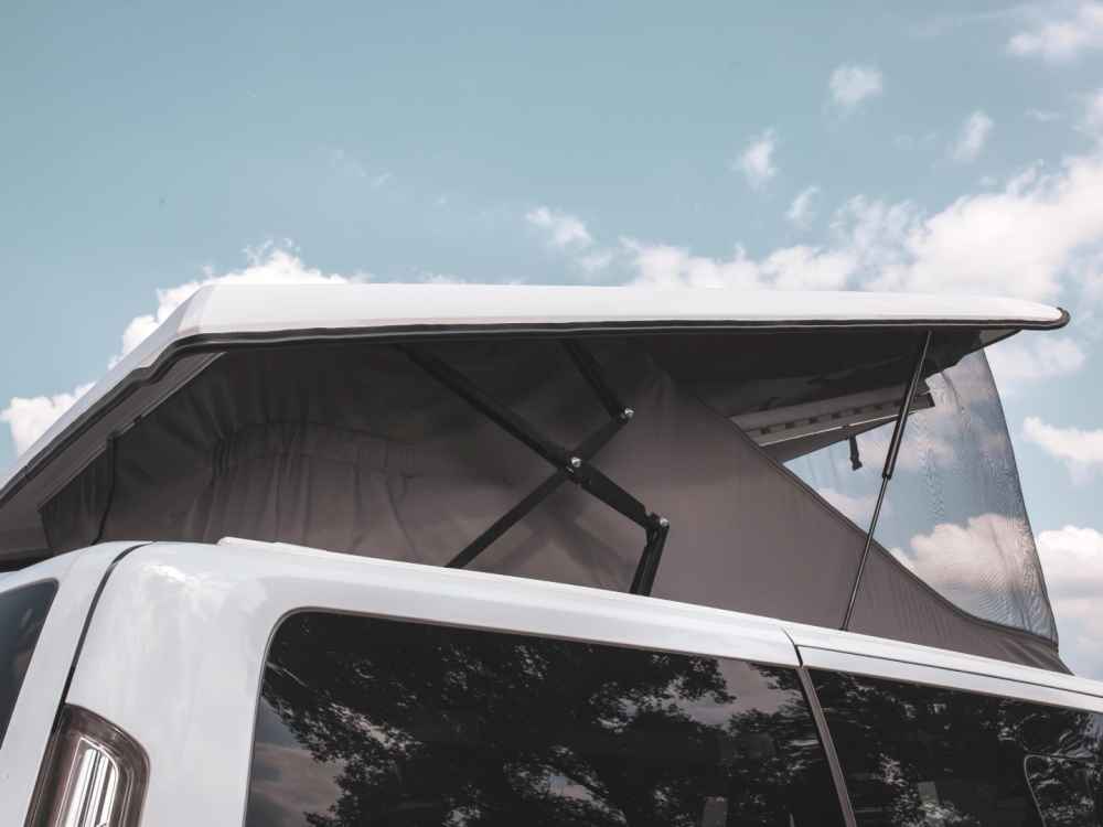 Aufstelldach Ford Tourneo Custom und VW New Transporter Caravalle Nachrüstung Einbau Aufstelldach und Schlafdach in den Camper von Spezialisten Ansicht hinten seitlich