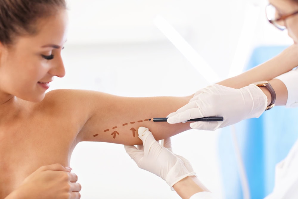 Plastic,Surgeon,Making,Marks,On,Patient's,Body