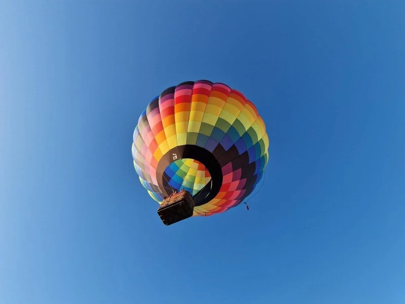 Proposez une expérience spectaculaire à vos invités : montgolfière amarrée au sol (jusqu’à 30 m) pour fêtes, mariages, anniversaires ou événements d’entreprise à Tallard.