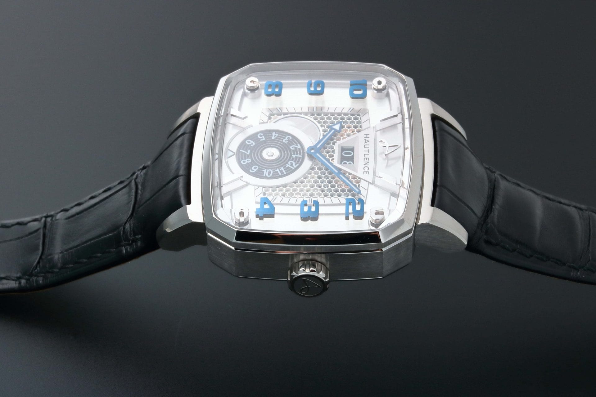 3950C-Hautlence-Dual-Time-Destination-02-Watch1.jpg