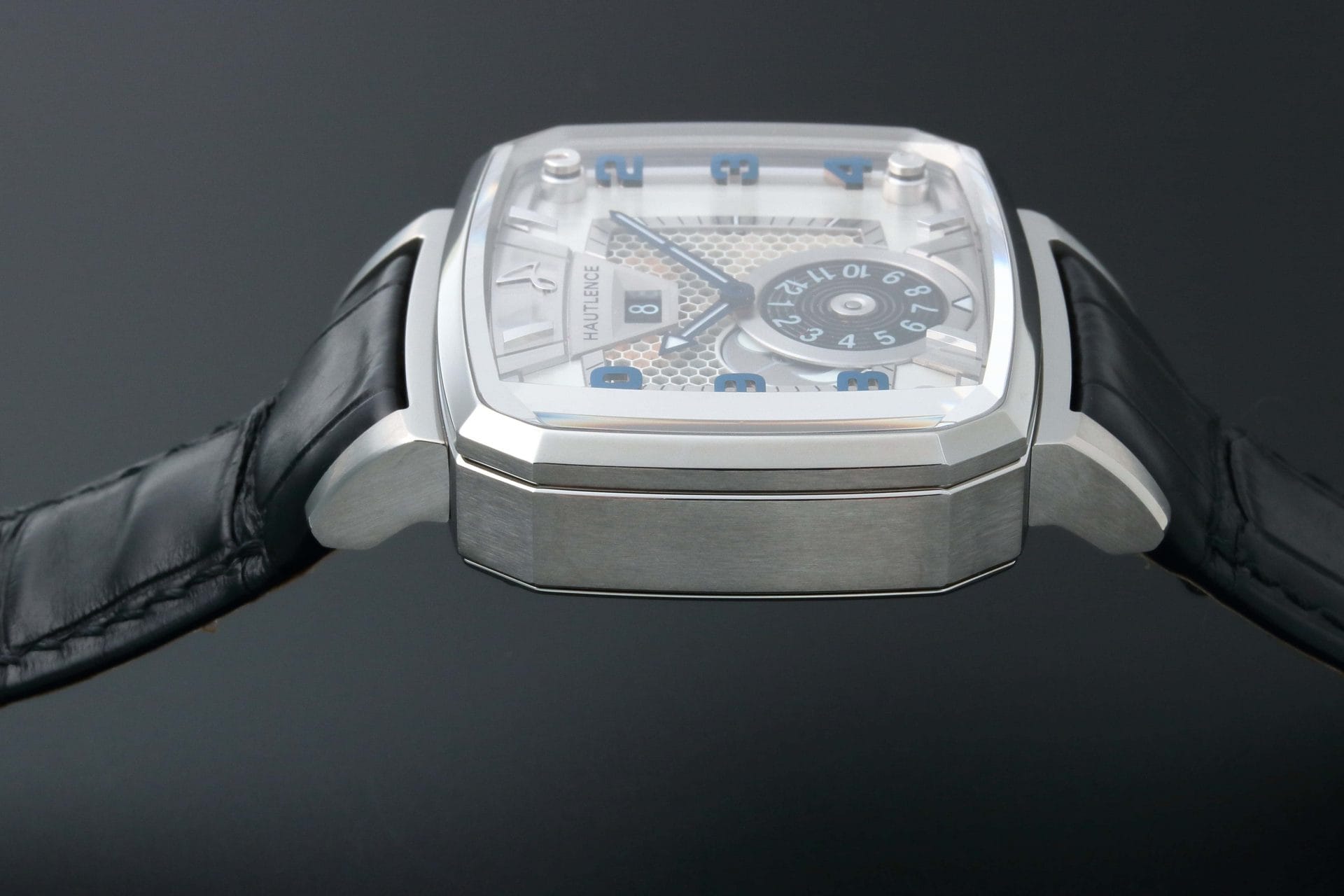 3950C-Hautlence-Dual-Time-Destination-02-Watch2.jpg