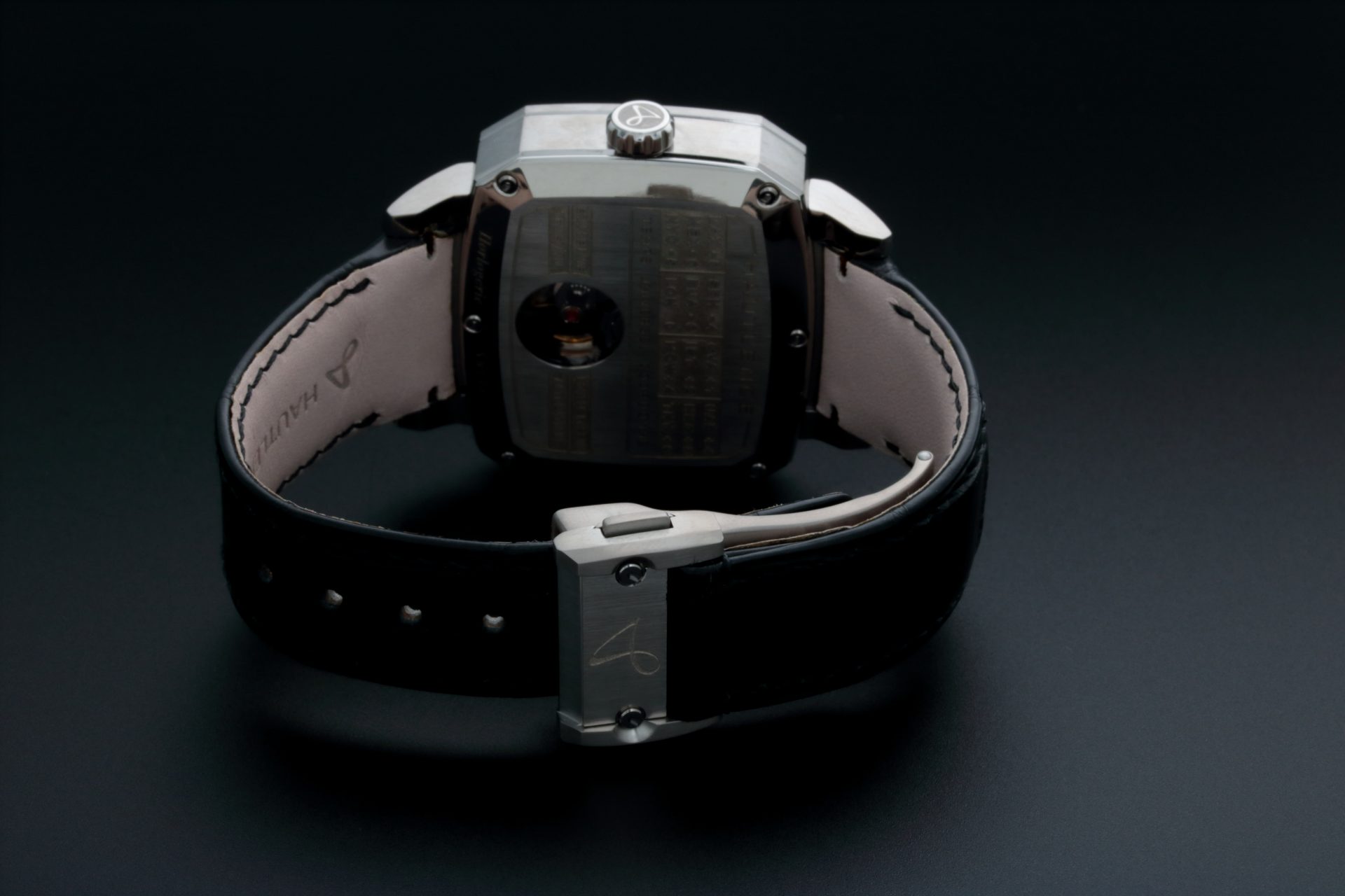 3950C-Hautlence-Dual-Time-Destination-02-Watch3.jpg