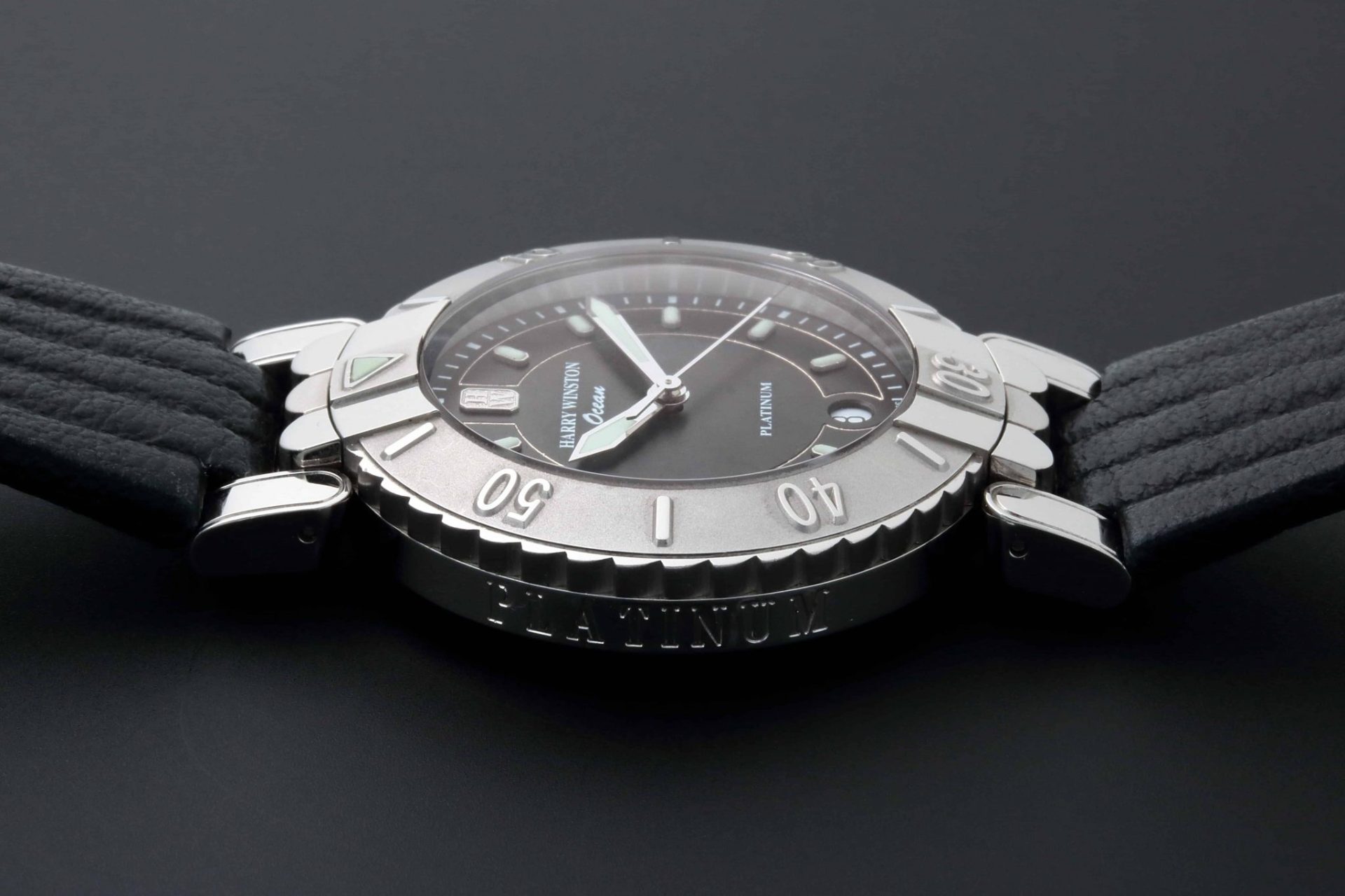 Harry-Winston-Ocean-Submariner-Date-BLK-PLT-400_MADV39P2.jpg
