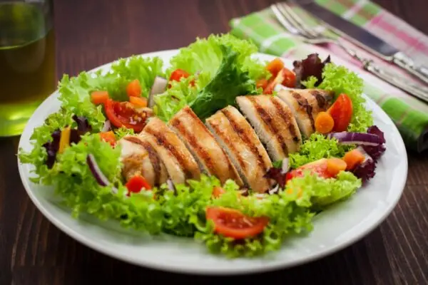Gegrilde kip met salade