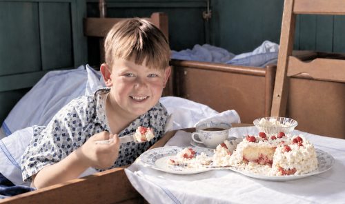 Bengt Olson äter jordgubbstårta