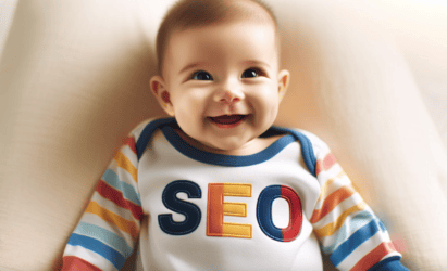 niemowlę w śpioszkach z napisem SEO