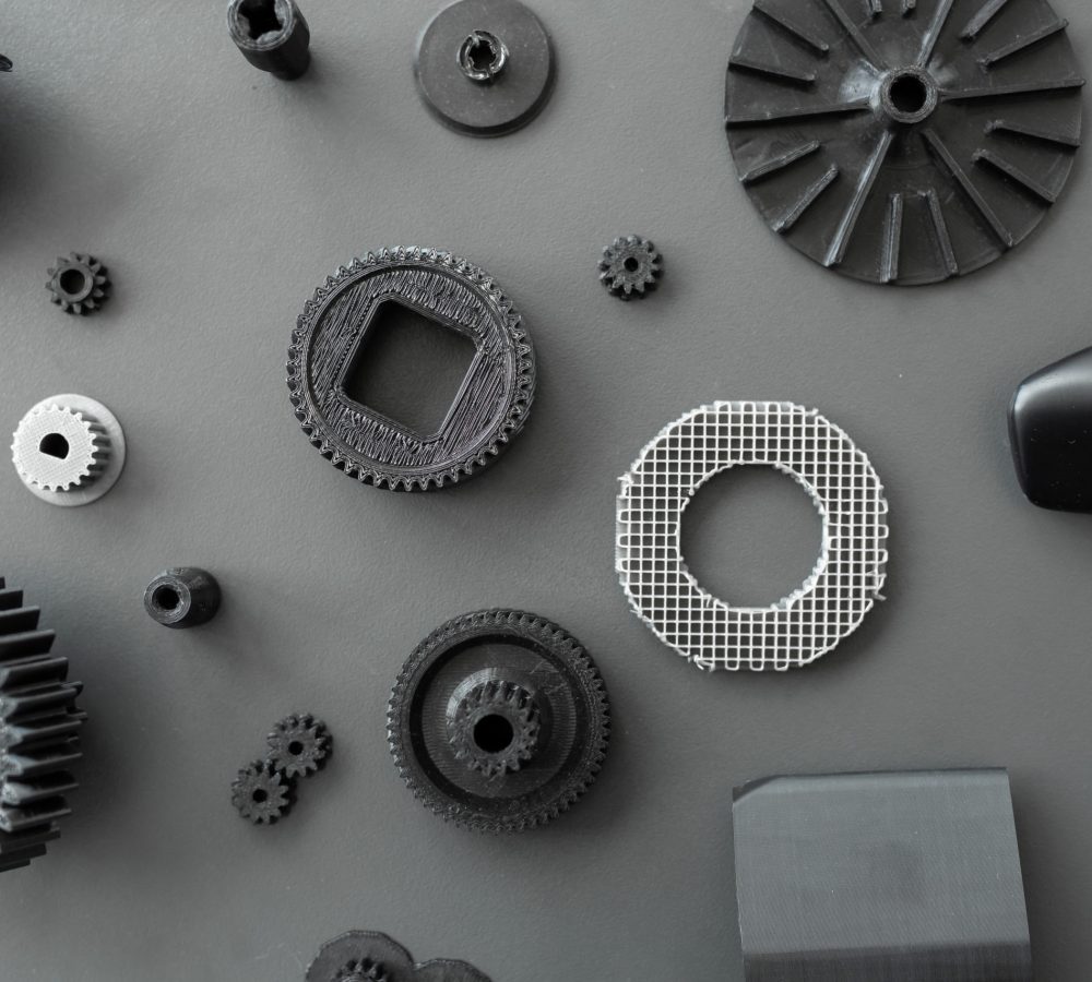 3d printed objects on the table in the laboratory