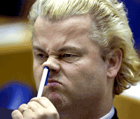 wilders pulkt een filmpje uit zijn neus