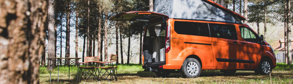 Van aménagé sur un terrain de foret