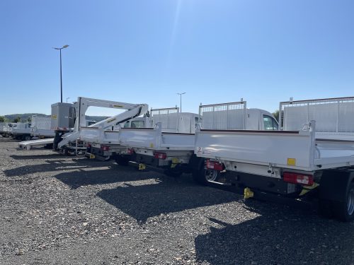 Véhicules utilitaires de typologie benne et grue sur le parc