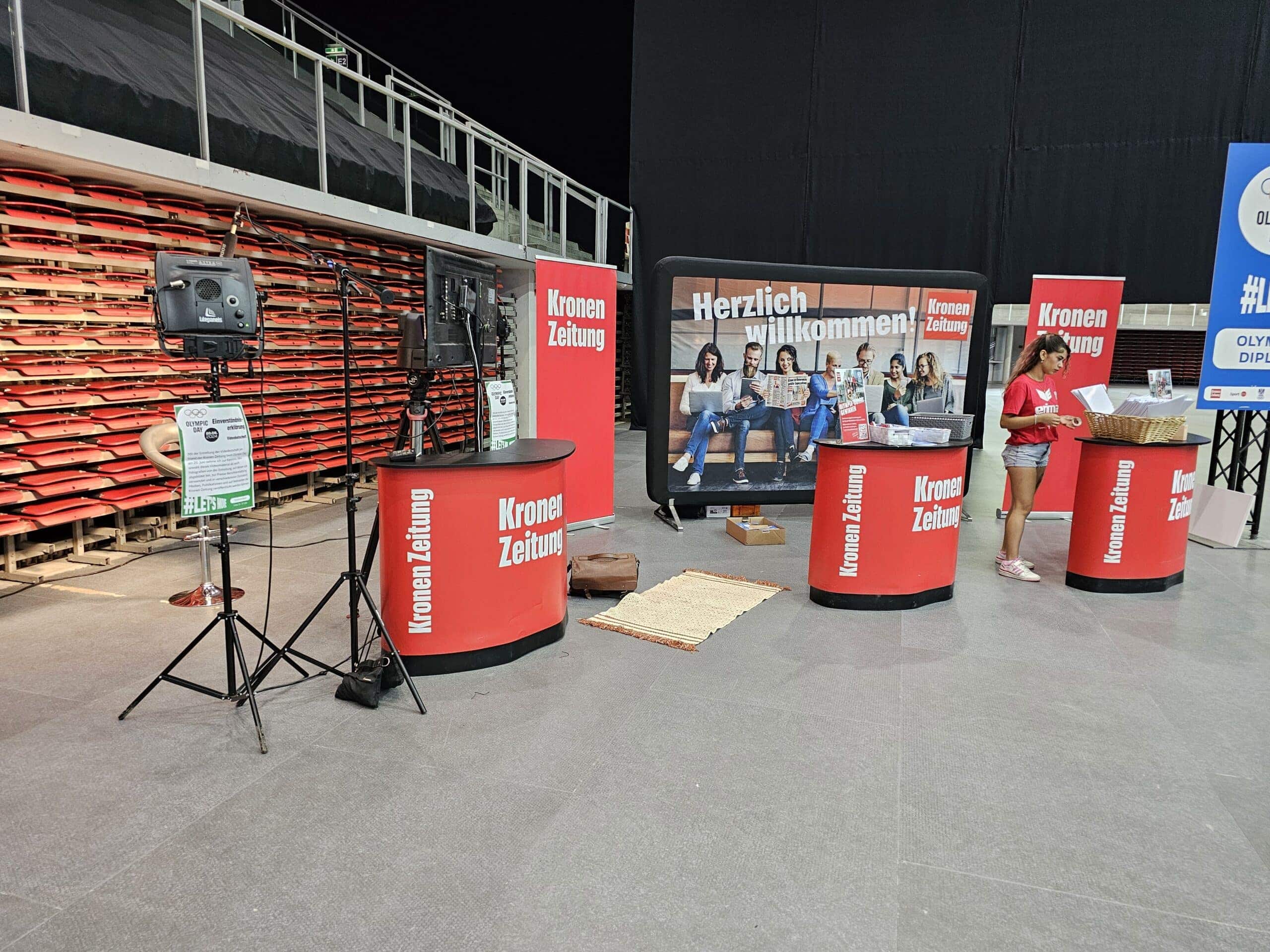 Brand Space auf einer Messe mit Branding und Screens
