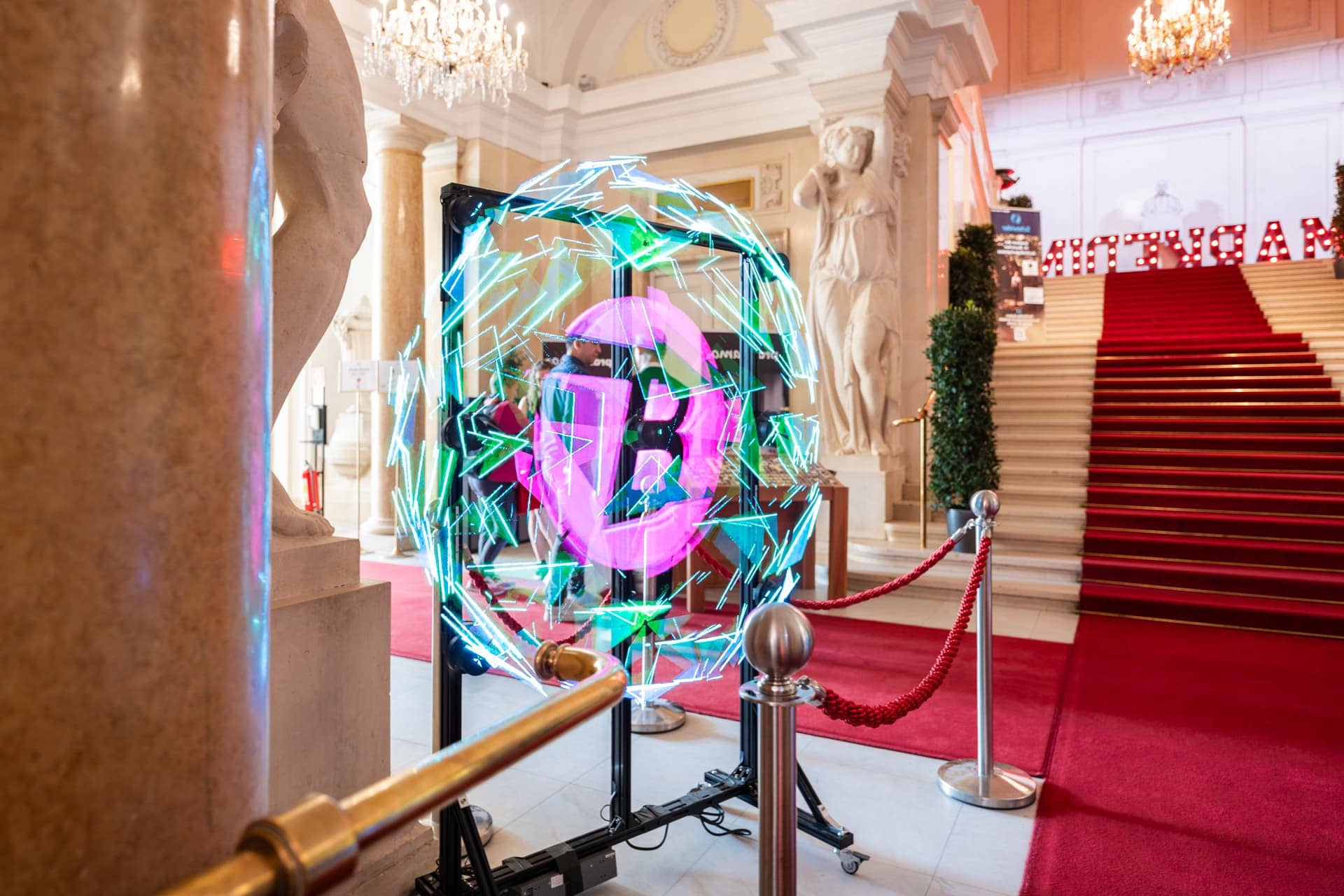 Rotierendes Logo-Hologramm im Foyer einer Veranstaltung