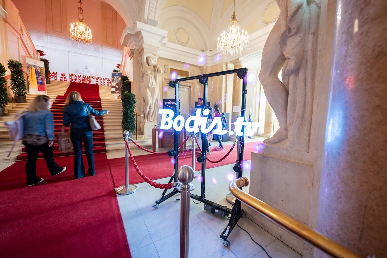 Hologramm mit Bodis.tv-Schriftzug an einer Treppe