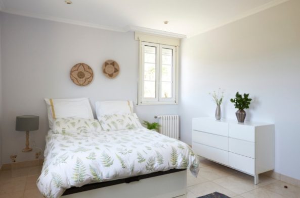 habitación blanca en Casa de Chantada, con paredes y mobiliario de ese color y suelo claro