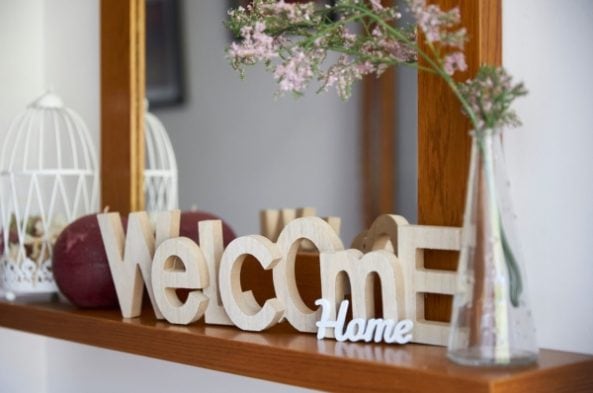 Piezas de madera que rezan "Welcome Home"