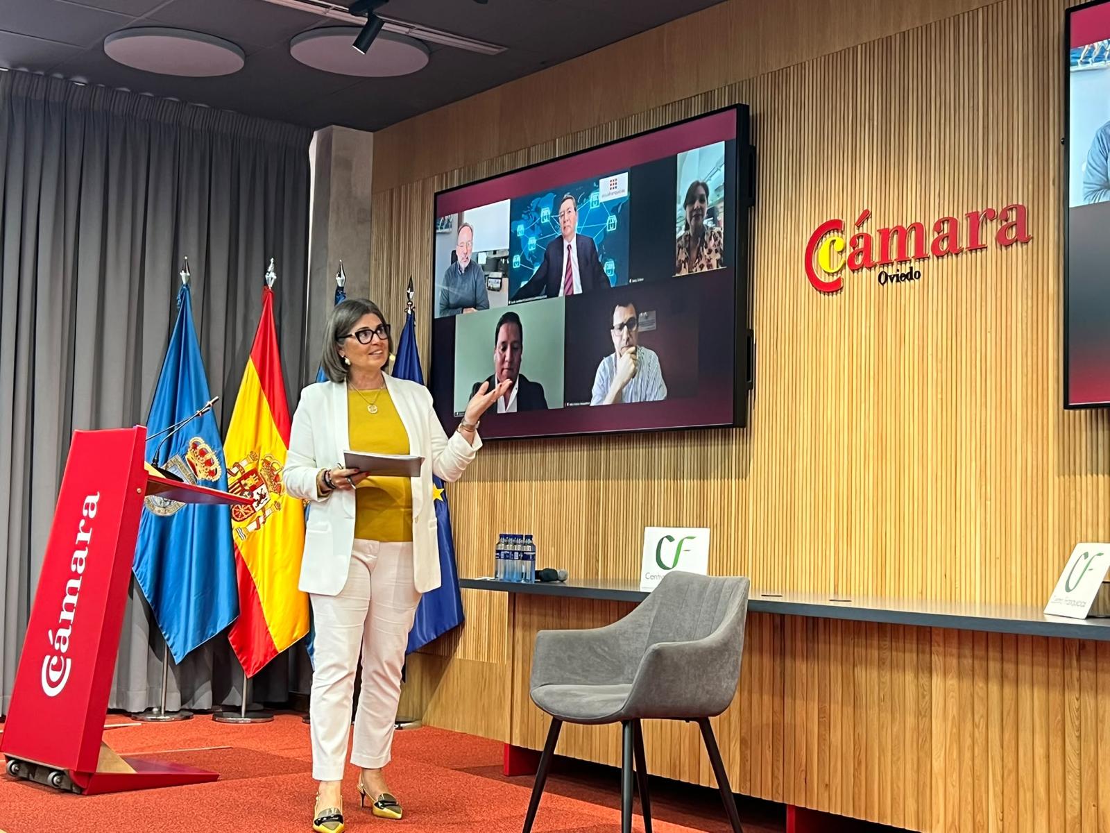 Susana Fernández moderando la mesa de presidentes de asociaciones latinoamericanas de franquicias