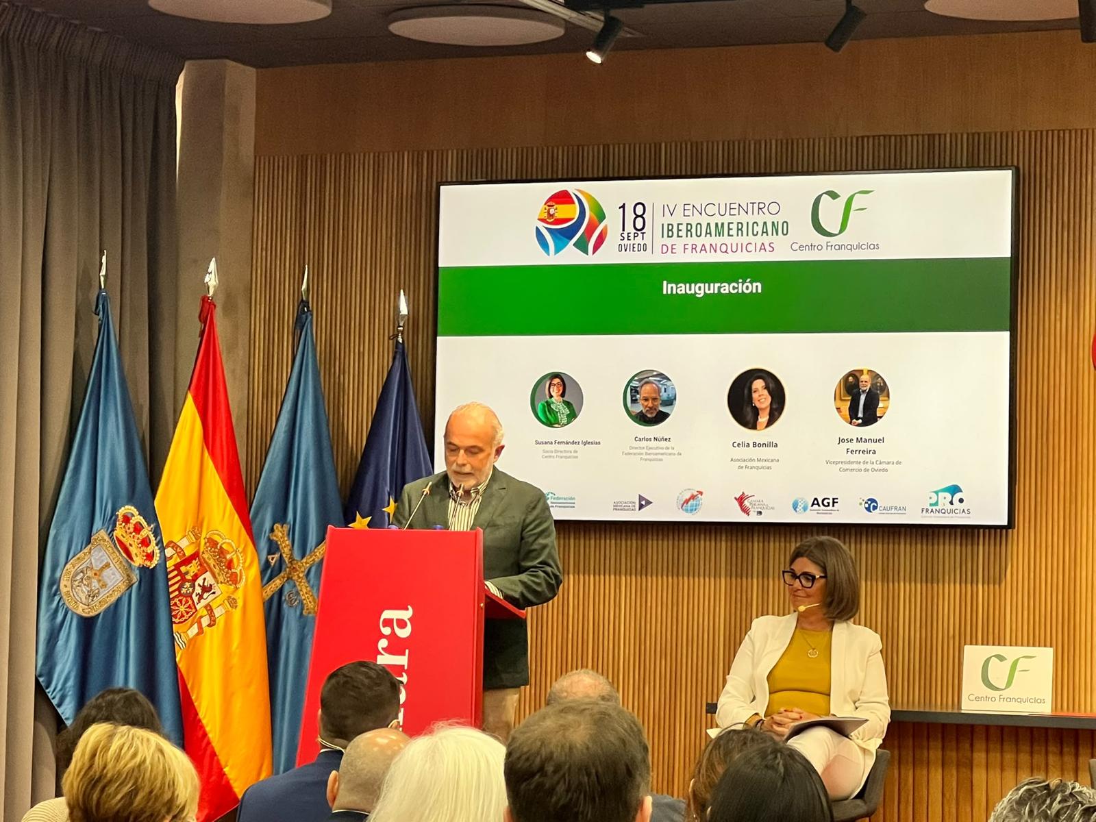 José Manuel Ferreira, vicepresidente de la Cámara de Comercio de Oviedo, inaugurando el acto