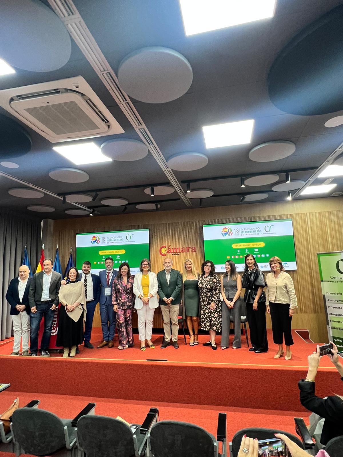 Foto de familia de los ponentes del IV Encuentro Iberoamericano de Franquicias en la Cámara de Comercio de Oviedo