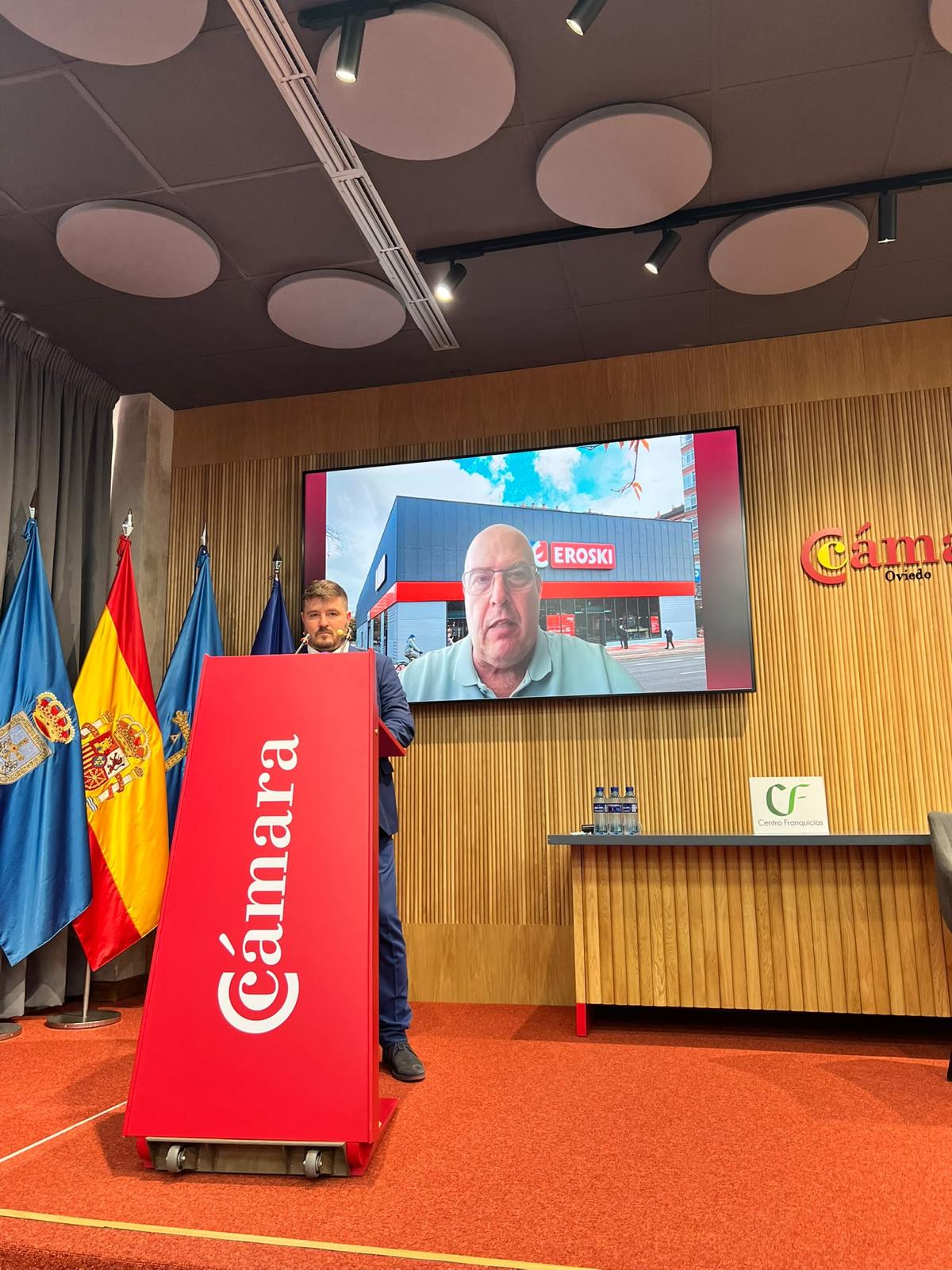Héctor Quintanilla presentando la mesa 2